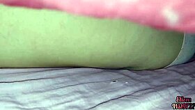 stepbrother stepsister xxx bajo las sabanas mientras sus familias están fuera de la habitación elivm