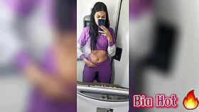 bia hot morena safada com tesao bate uma siririca no banheiro do onibus