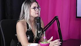 ainda não viu um pau estranho mas o saco era muito caído e apesar de achar nojento teve que dar uma lambida - malu paz sheer red