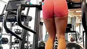 Bad girls de gym en leggings serrés chopées cam cachée. Vol 2 montre blonde qui tease avec gros cul.