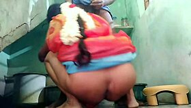 Desi teta si užívá parní doggystyle s manželem v koupelně. Její dlouhé vlasy divoce vlají