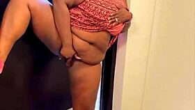 nookiescookies masturbates to squirting orgasm in outdoor public setting