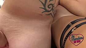 Mila, freche belgische Brünette, genießt Outdoor-Anal-Spaß