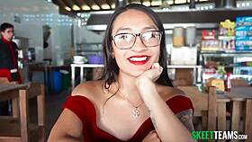 Latina babe fucks outdoors for some quick cash 😈