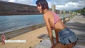 Behaarte Frau lässt Titten hüpfen mit Nippel-Rutschen öffentlich