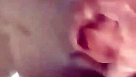 Sledujem ako spermie plávajú pri jeho samostatnej masturbácii v kúpeľni.