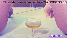 她超爱尿杯子！