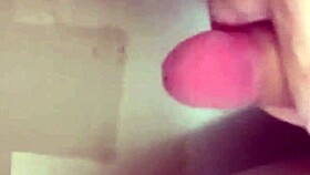 Sledujem ako spermie plávajú pri jeho samostatnej masturbácii v kúpeľni.