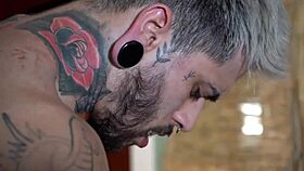 Сесията за масаж става дива с купища силни крясъци и горещо действие