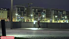 Venäläinen kaunotar Jeny Smith kävelee läpinäkyvissä sukkahousuissa ilman alushousuja kadulla