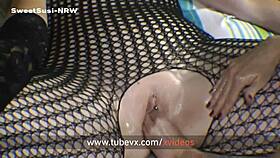 Wow, these two girlfriends are fisting their friend so roughly 😲💥