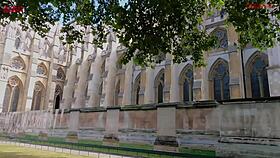 i was flashing my hairy pussy in london while wearing a skirt in public