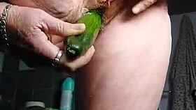 Har du set mormor stoppe agurk i sin behårede fitte?