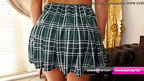 Natalia Forrest fingers herself to cum 😏