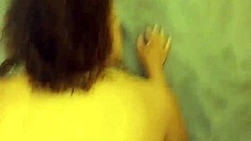 la niñera se estaba bañando cuando me la empecé a chupar