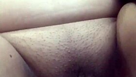 Intialainen vaimo kiusoittelee leikkien kehonsa kanssa soolona