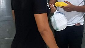 Entregador fudeu meu cuzinho pra pagar o lanche