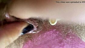 Ik heb een extreme closeup van grote clit wrijven tot orgasme in natte harige kut