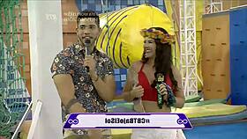 We start with the girls' parade in this sunny fight, what a tease!