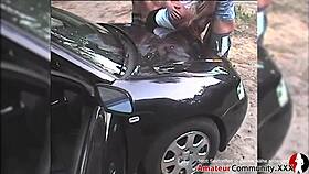 Swinger pár se připojí k dvěma chlapům na sex v autě na veřejném parkovišti.