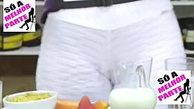 Is Kelly Key's Big Pussy Bursting Through Her Leggings?