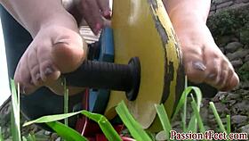 Outdoor Foot Babe Plays