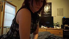 esposa puta atiende a su esposo en la casa. prostituta casera en acción.