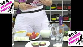 Is Kelly Key's Big Pussy Bursting Through Her Leggings?