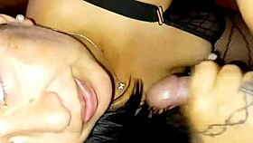 A Marco le enseño la lencería sexy que me compré, se le paró y se la mamé