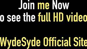 Zrelá Sara Jay v sieťových pančuchách dráždi s dildo