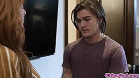 Μητριά Lauren Phillips διδάσκει στον Tyler Cruise υγιείς μαθήματα σεξ