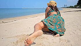 Μακρύ φόρεμα, χωρίς εσώρουχα, φλασάρισμα σε δημόσια παραλία;