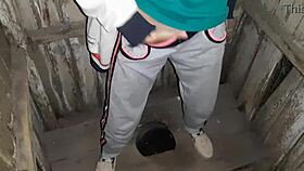 Wow, chopé ma voisine en train de se masturber aux toilettes de rue et rejoint !