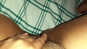 Wir masturbieren uns gegenseitig auf der Couch, kommen hart zusammen - lesbische Illusion-Mädchen 😍