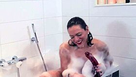 solo bathing shemale tugs