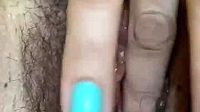 Mies, Satisfyer lelu ajaa hänen karvaisen pillunsa villiksi suihkuilla