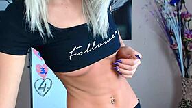 Girl feels pleasure masturbating on cam