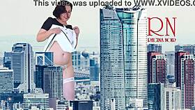 Vau, jättiläinen nainen kävelee alasti kaupungilla. Hän on yhtä pitkä kuin King Kong upeassa jättiläisnäytöksessä!