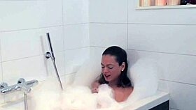 solo bathing shemale tugs