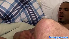 Interrasziális izmos srác basz legjobb barátját análban történetben tetoválással