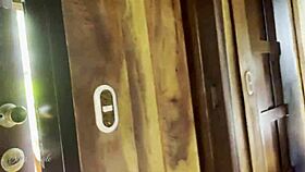 בייבי מילף מוצצת זין ענק ומזדיינת קאוגירל בעוד עוזרת ניקיון צופה