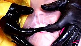 Ko jo odveže, bujna blondinka mu dovoli, da ji jebe ritko in pride v usta