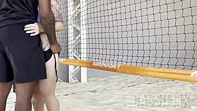 meu professor de beach tenis n�o aguentou ver minha bunda grande e ficou de pau duro durante a aula