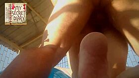 Kolla den vilda kompilationen av naken dam frisör på nudistbarber. Hon får klienten att strippa naken för en galen session!