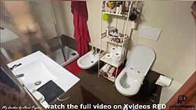 ragazzo spiato mentre si fa la doccia e si masturba