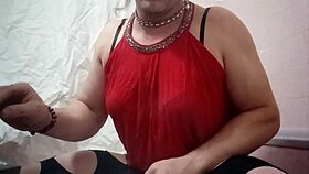 Travesti plays with dildo