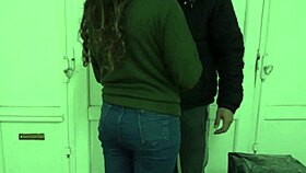 follo al repartidor y se corre adentro sin condon