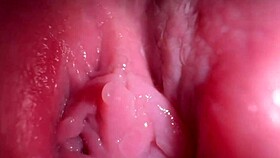 Tizia sexy 18+ spalanca figa bagnata da vicino con dirty talk