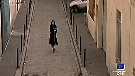 Jolie asiatique et son sosie se font baiser lune après l'autre