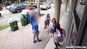 Milf sexy înaltă cu păr lung se lasă futută în poziție larg deschisă în magazin.